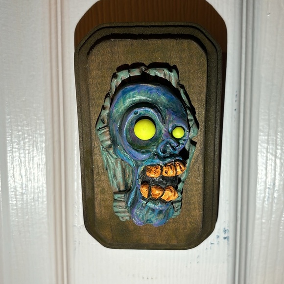 Coffin Zombie Head with glow in the dark eyes - Picture 3 of 5